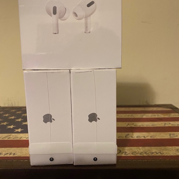 Apple AirPod Pro New - Picture 2 of 6